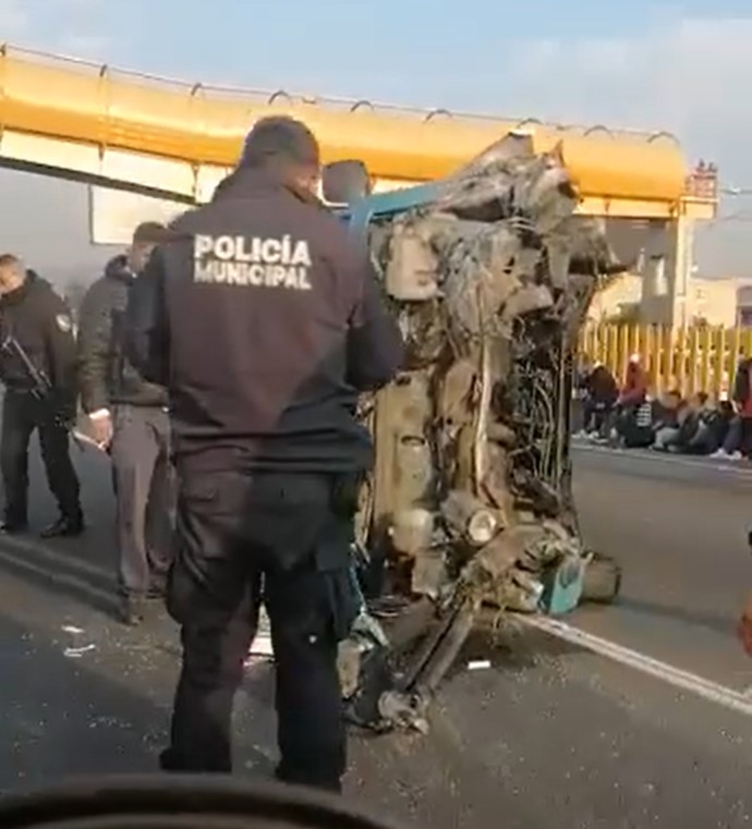 volcadura de transporte en autopista México-Puebla