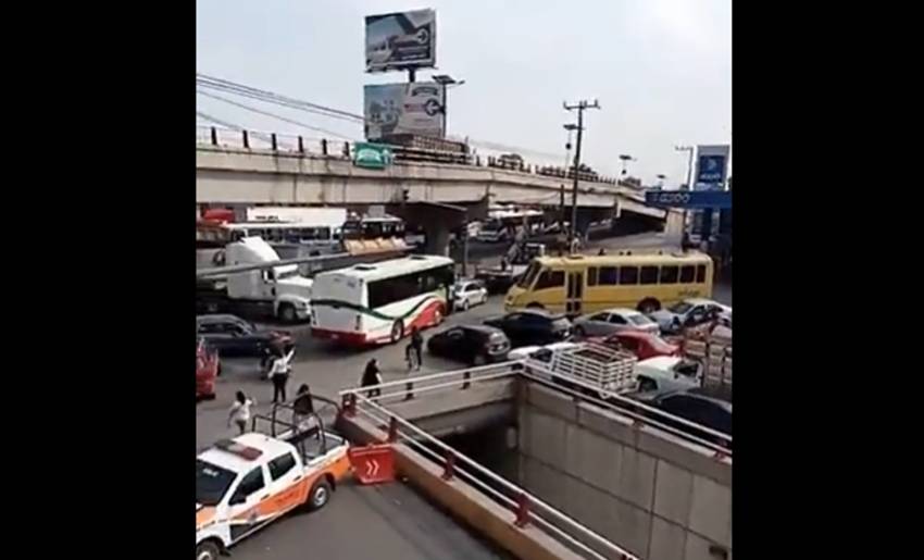 Video: Se cae puente Ojo de Agua en los límites de Ecatepec y Tecámac