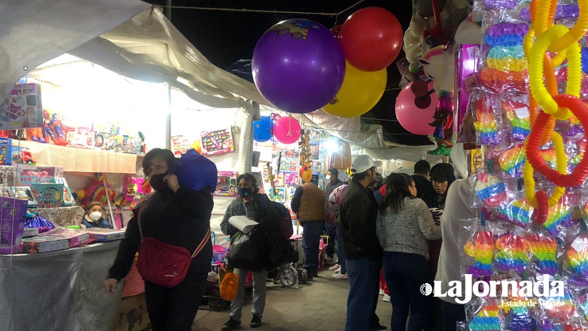 Olvidan Reyes Magos sana distancia en bazares navideños del Edoméx