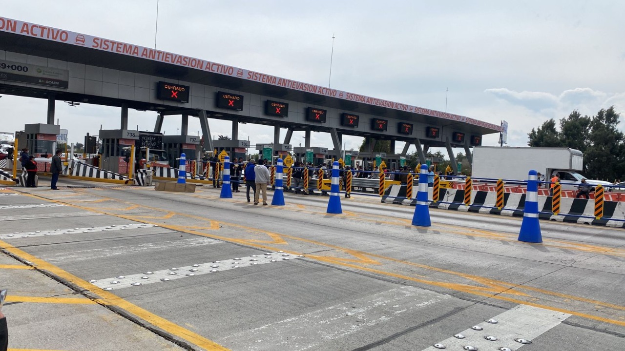 Toman caseta del Circuito Exterior Mexiquense; protestan por los ponchallantas