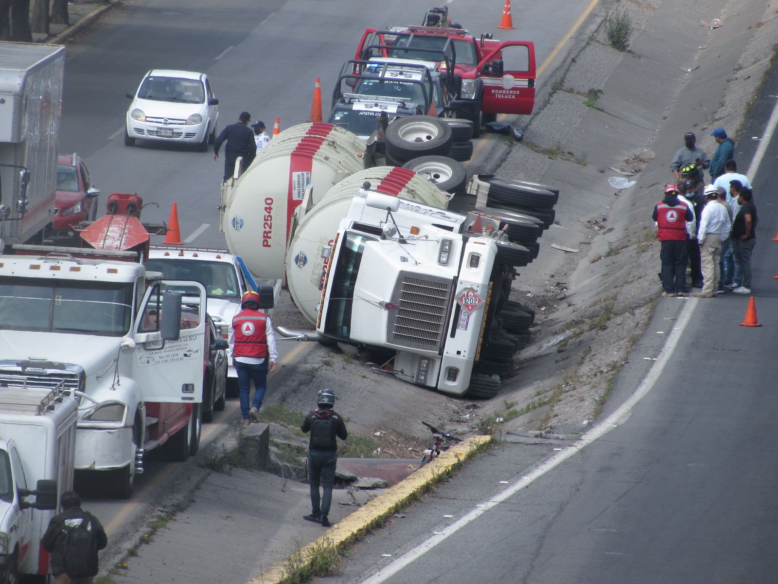 Vuelca pipa de diésel en la Toluca-Palmillas