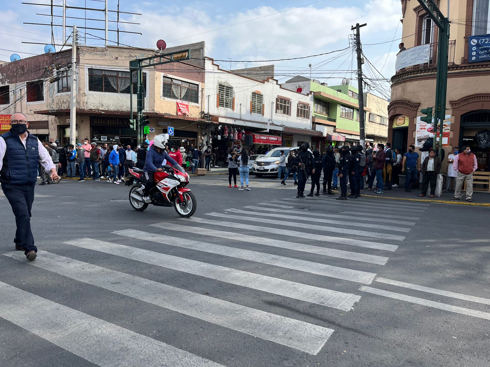 Zafarrancho entre comerciantes y policías en pleno centro de Toluca