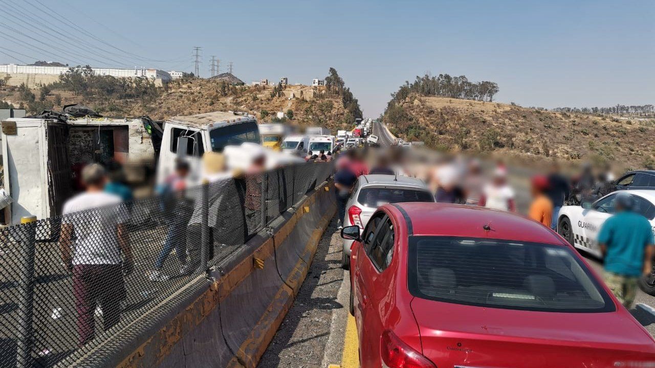 Vuelca camión recolector de basura en la Chamapa-Lechería