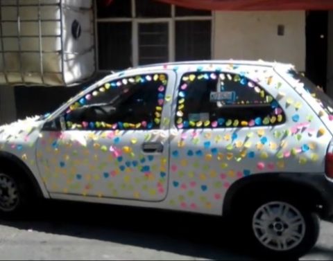 Con una sorpresa romántica, una mujer arruina coche de su esposo y los balean