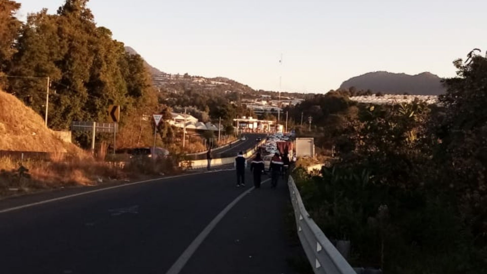 Taxistas realizan bloqueos carreteros en la zona sur