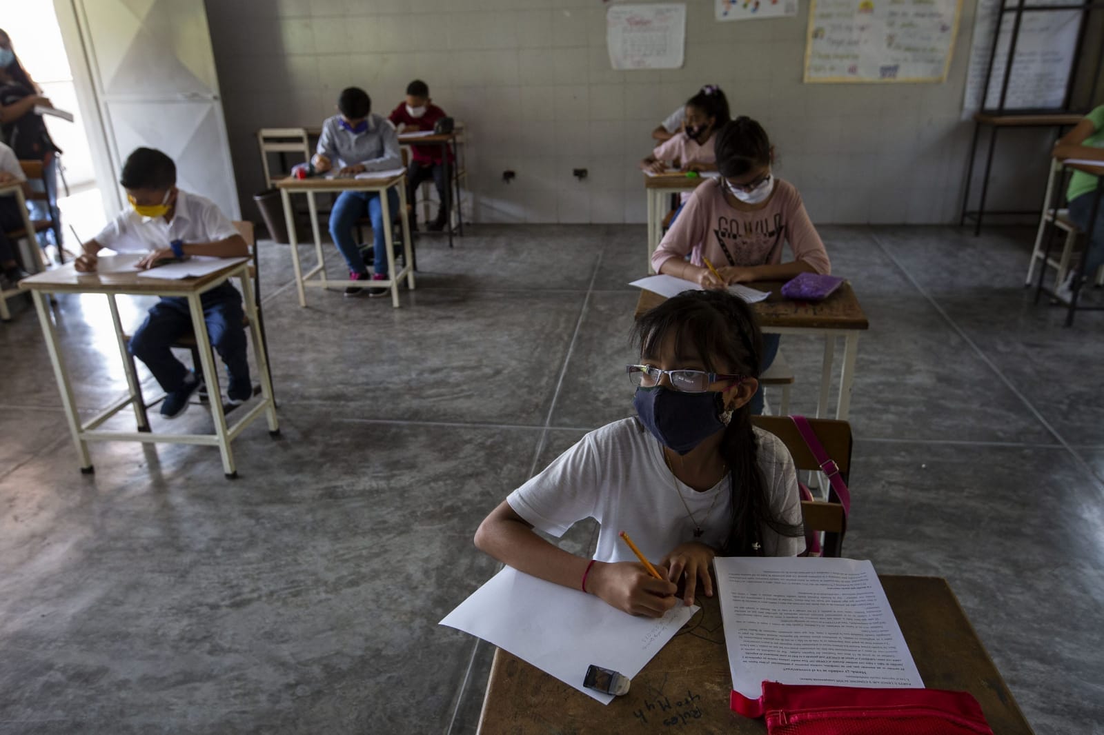 Escuelas en el Edomex no tienen luz porque le deben a la CFE