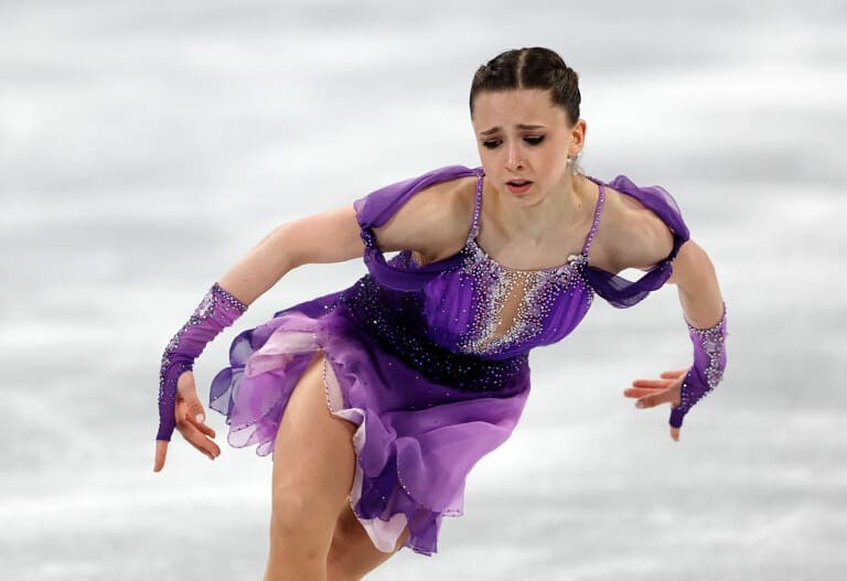 Kamila Valieva sorprende en Beijing 2022, en patinaje artístico