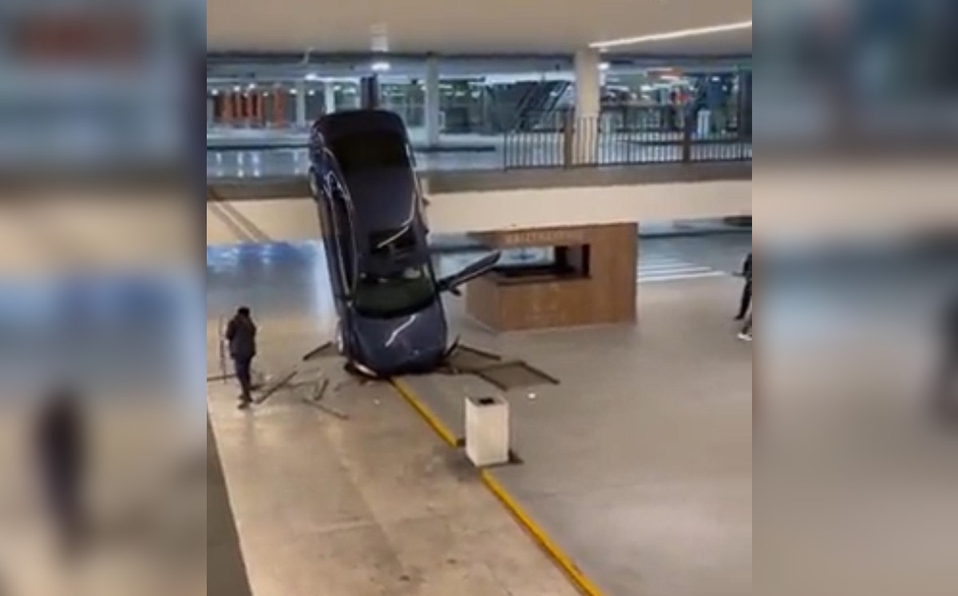 (VIDEO) Borracho sobrepasa barandal en TownSquare Metepec