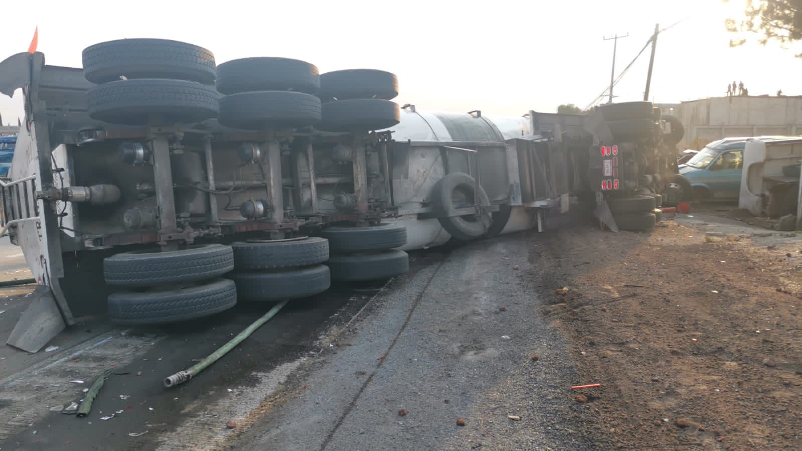 Pipa vuelca en carretera de Texcoco