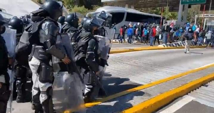 Videos: Normalistas de Ayotzinapa protagonizan enfrentamiento con la Guardia Nacional