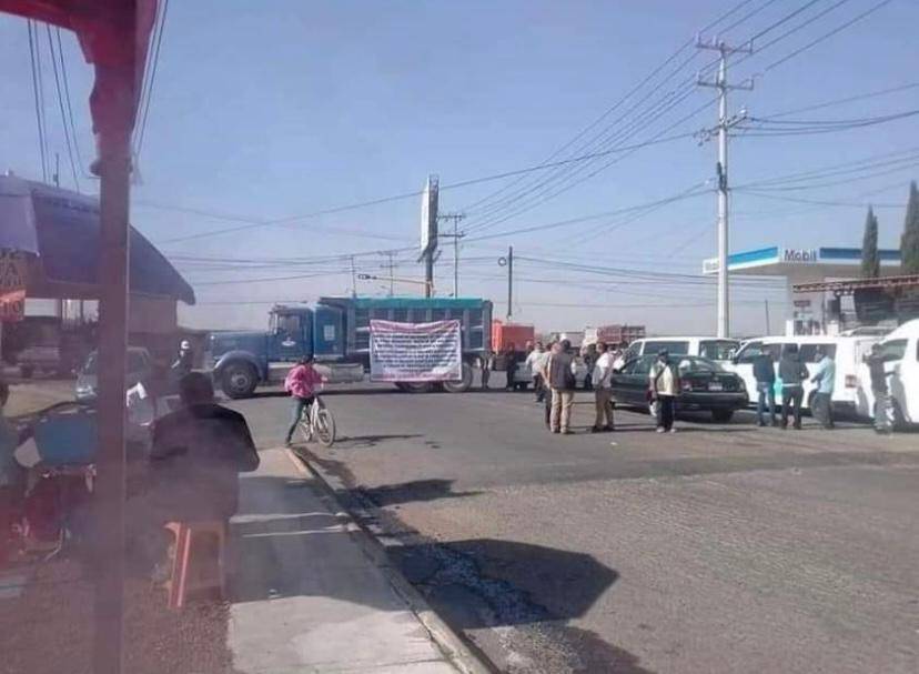 Manifestación en carretera Zumpango-Reyes termina en balacera y auto incendiado