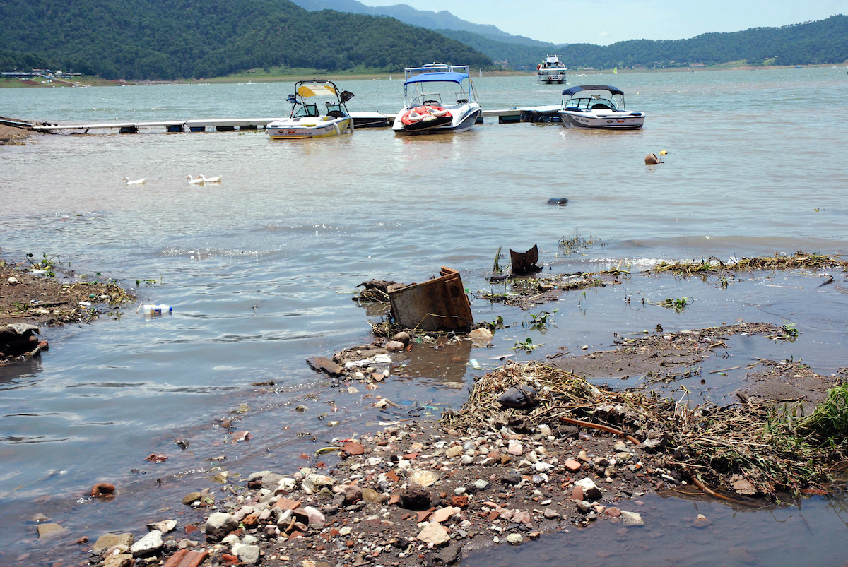 descarga de desechos en Valle de Bravo