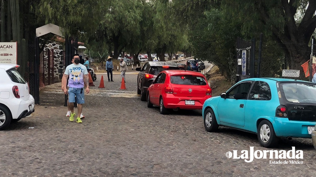 Paseantes aprovechan puente para visitar la zona arqueológica de Teotihuacán