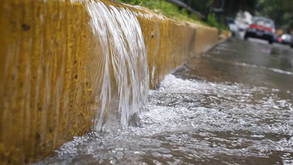 Una semana sin ser reparada una fuga de agua en Chalco