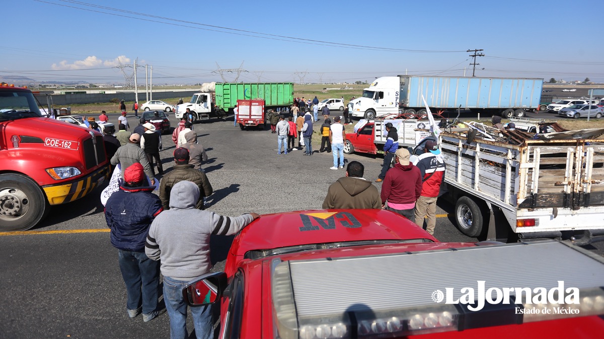 (VIDEO) Recicladores de basura realizan bloqueo en la Toluca-Atlacomulco