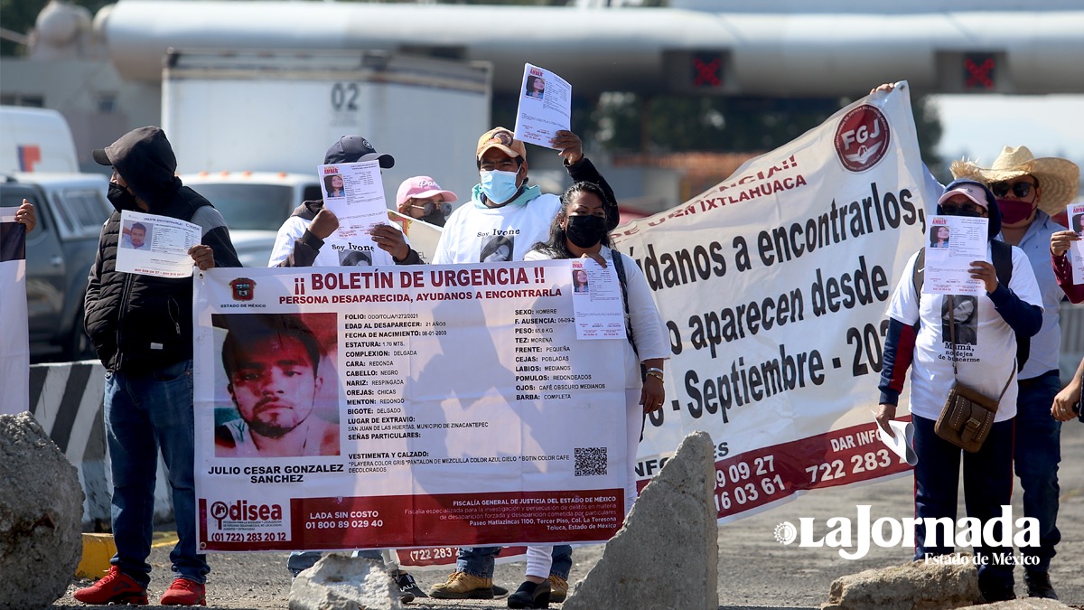 (VIDEO) Bloquean carretera Toluca-Atlacomulco exigen justicia a feminicidios