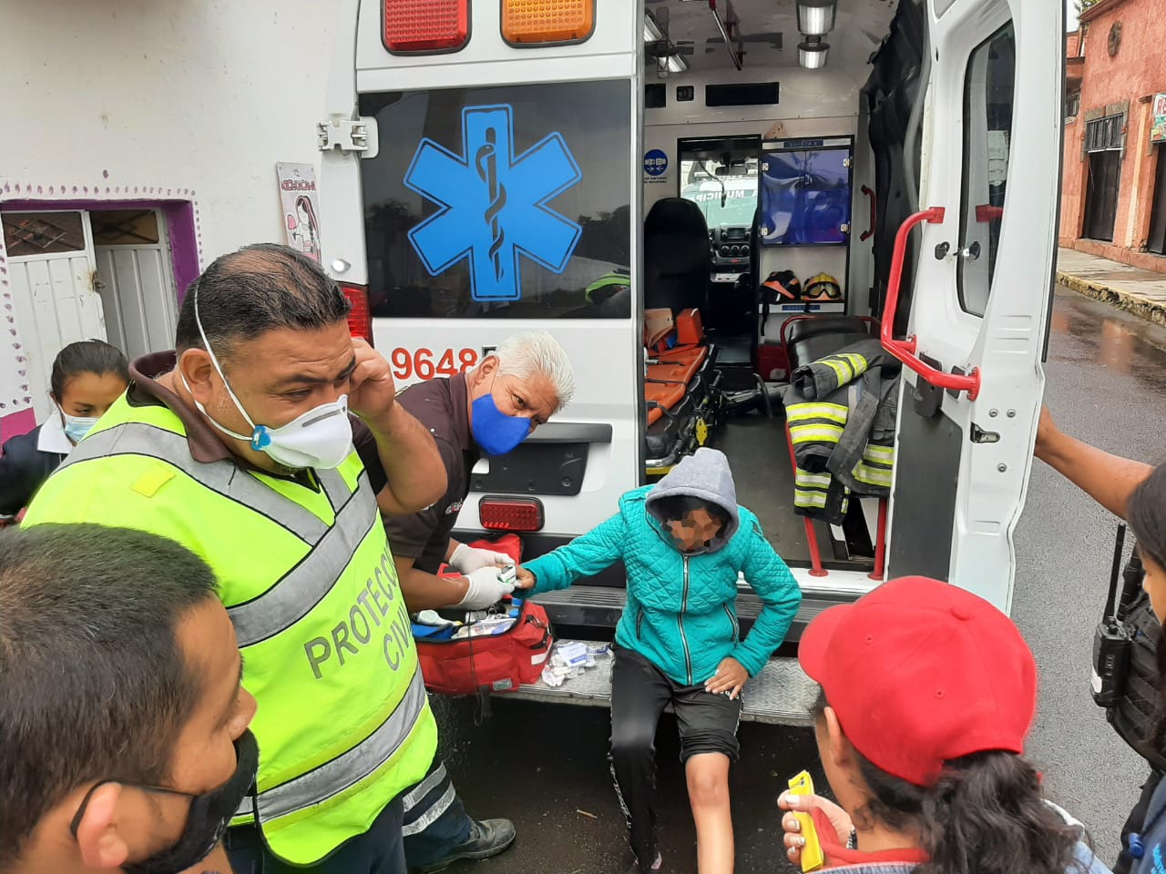 Auxilia Protección Civil a niña atrapada en un registro de agua