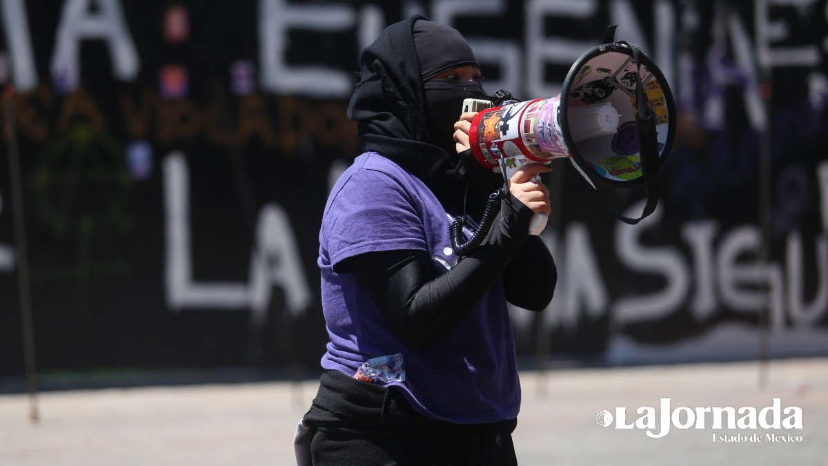 Feministas se manifiestan frente a Palacio contra violencia 