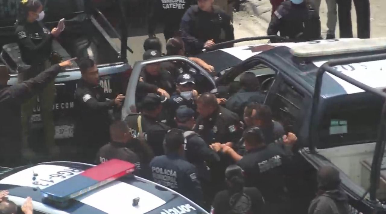 pelea entre policías