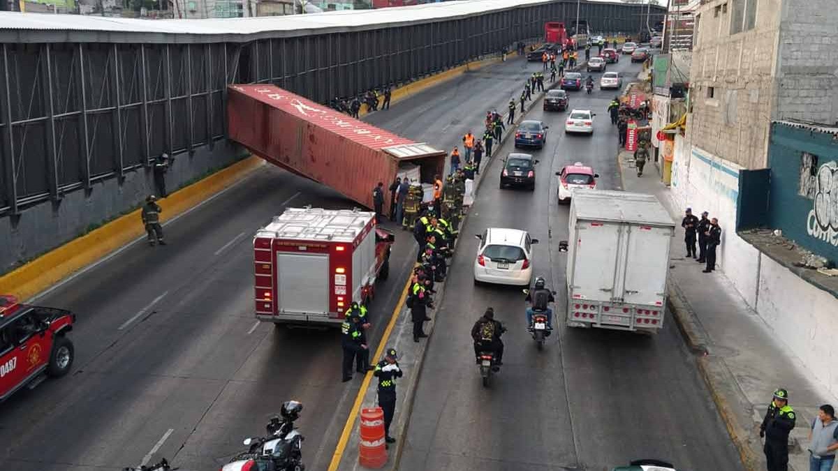 Vuelca trailer en Circuito Interior y choca contra muro del Metro de CDMX