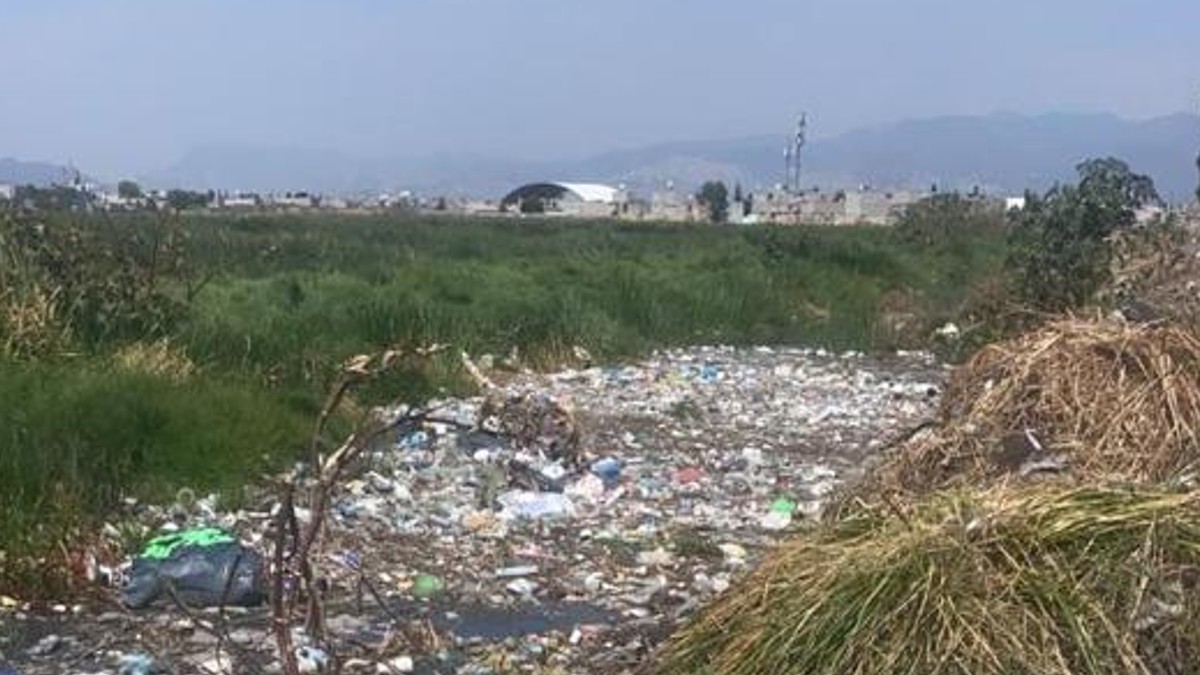 Retiran tapón de basura para prevenir inundaciones en Acolman