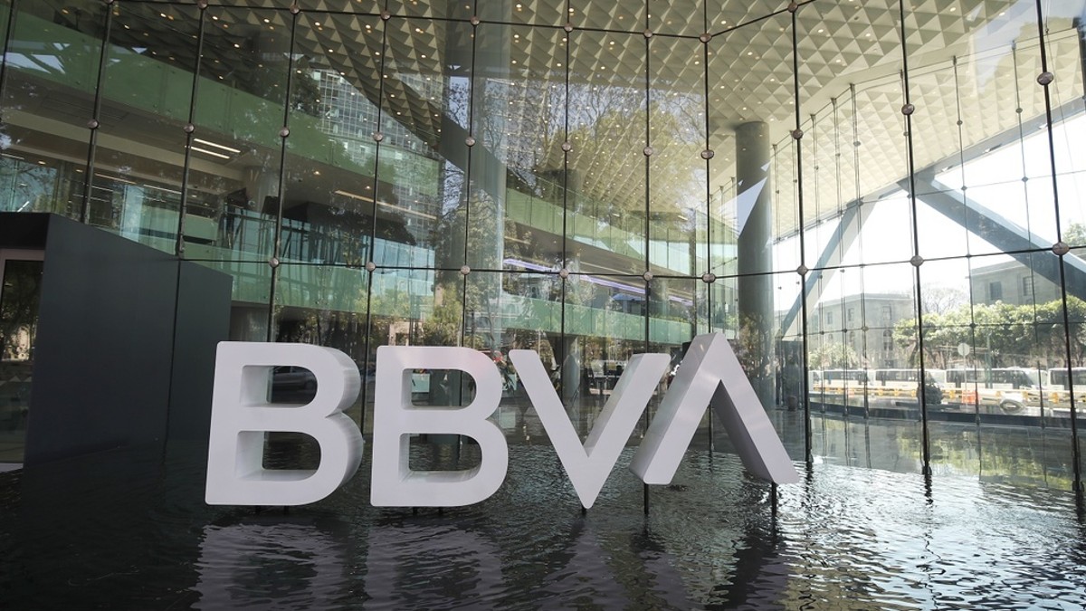 Reporta BBVA 6 mil cuentas con saldos negativos tras depósitos erróneos