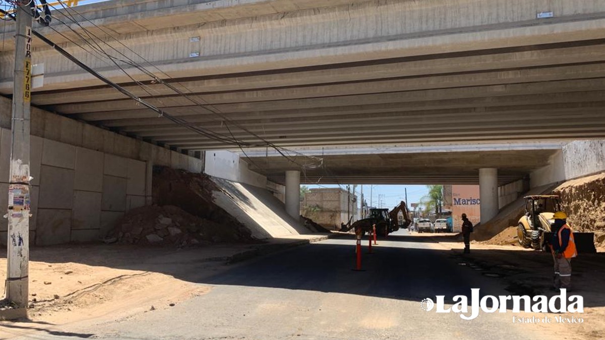 Continúa adecuación de bajopuentes en la autopista México-Pachuca