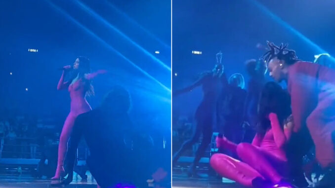 (VIDEO) Así fue el momento en el que Dua Lipa cae en pleno concierto