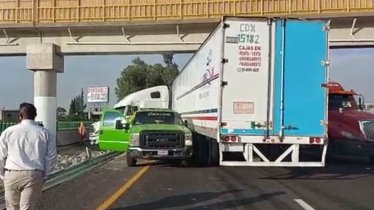 Tráiler se impacta contra muro de contención en la México-Pachuca