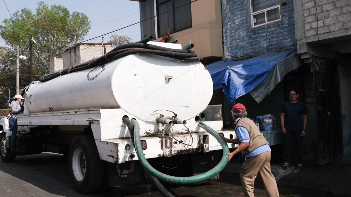 Alcaldesa de Juchitepec prohíbe a piperos cargar en un pozo de CAEM