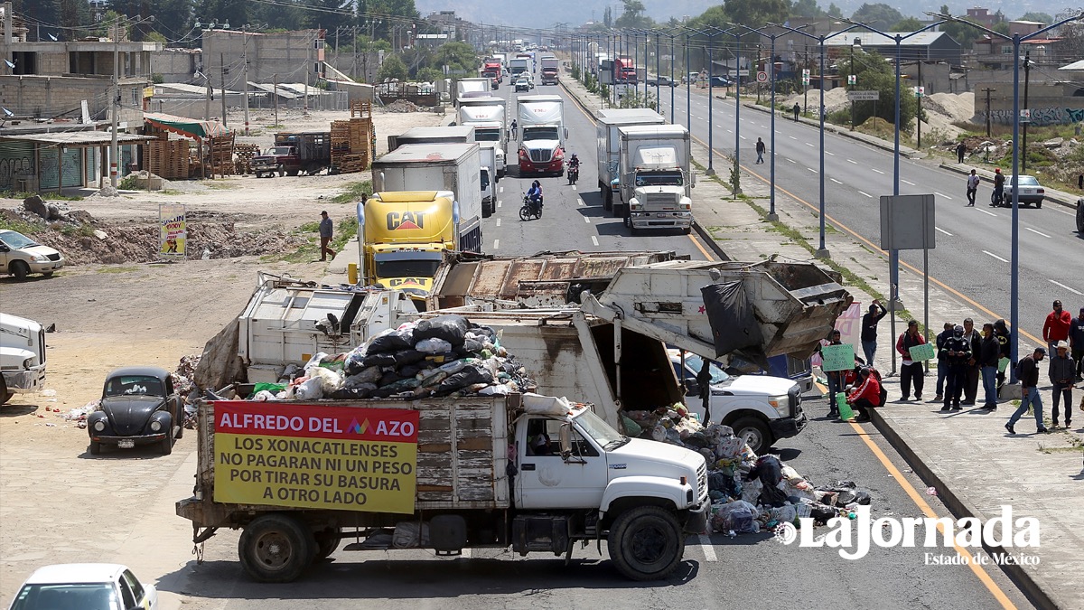 Bloquean recolectores de basura la carretera Toluca-Naucalpan