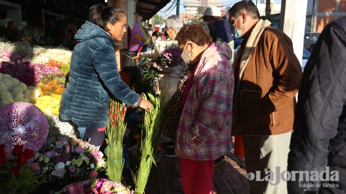 Visitan el panteón en memoria de sus madres