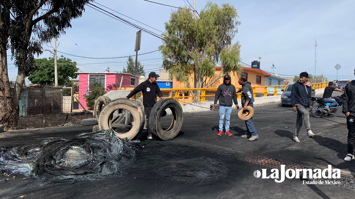 Mantienen ejidatarios bloqueo en Nextlalpan tras agresión militar