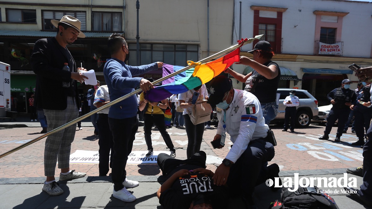 Policías agreden a comunidad trans que se manifestaba en Toluca