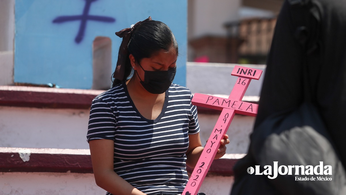 Colocan cruces rosas en Temoaya en memoria de víctimas de feminicidio