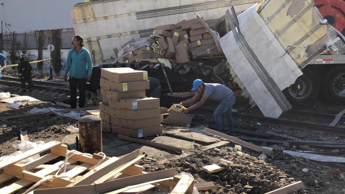 Un trailer de doble remolque fue embestido por el tren en Tultitlán