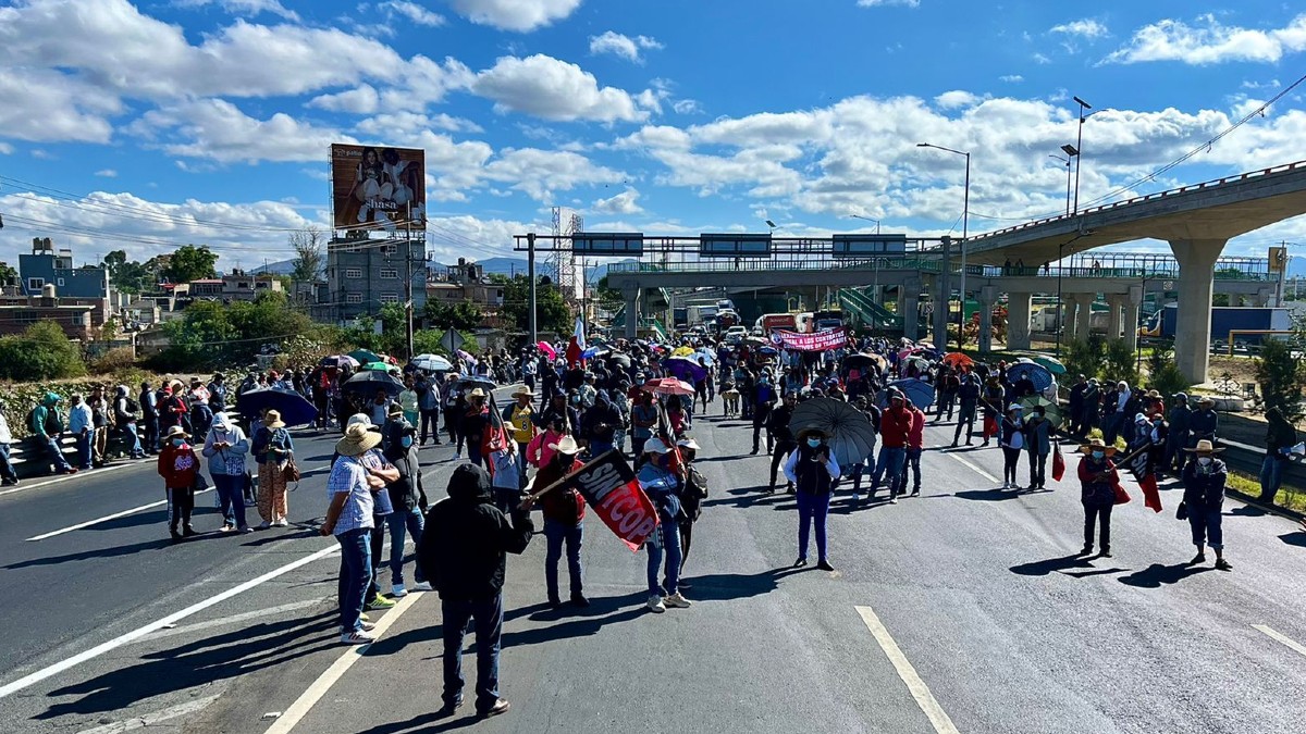 Bloquean trabajadores del Colegio de Postgraduados la México-Texcoco