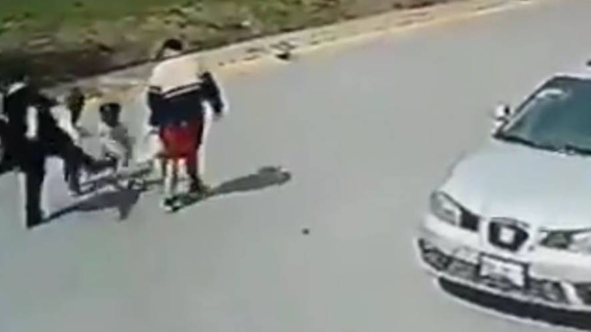 (VIDEO) Mujer patea a niña en plena calle de Cuautitlán Izcalli