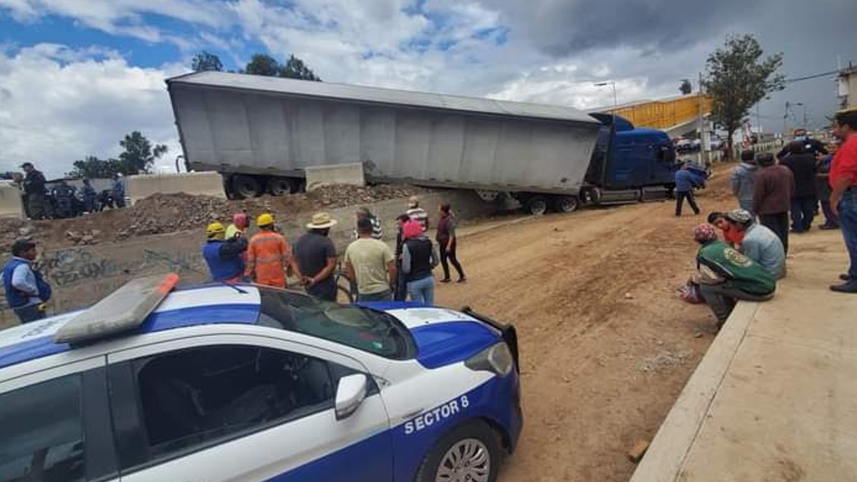 Se desata persecución a un tráiler robado sobre la México-Pachuca