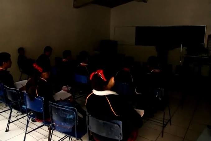 Escuelas sufren cortes de luz