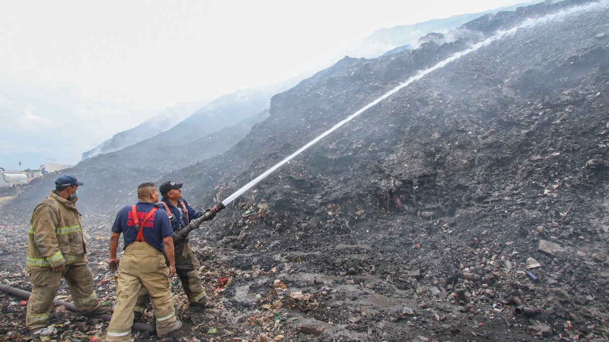 Abren caminos en tiradero de Chimalhuacán para controlar incendio