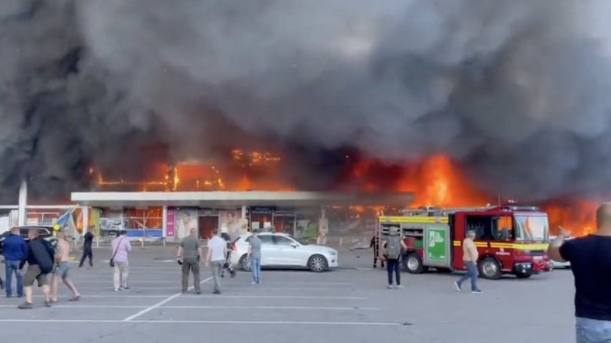 Misil ruso destruye centro comercial en Ucrania