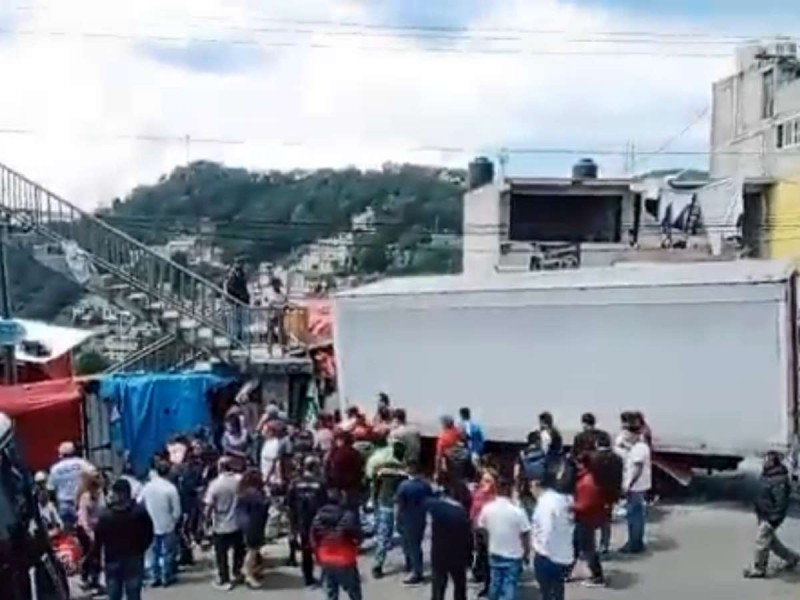 Tráiler se impacta con puente, deja dos muertos