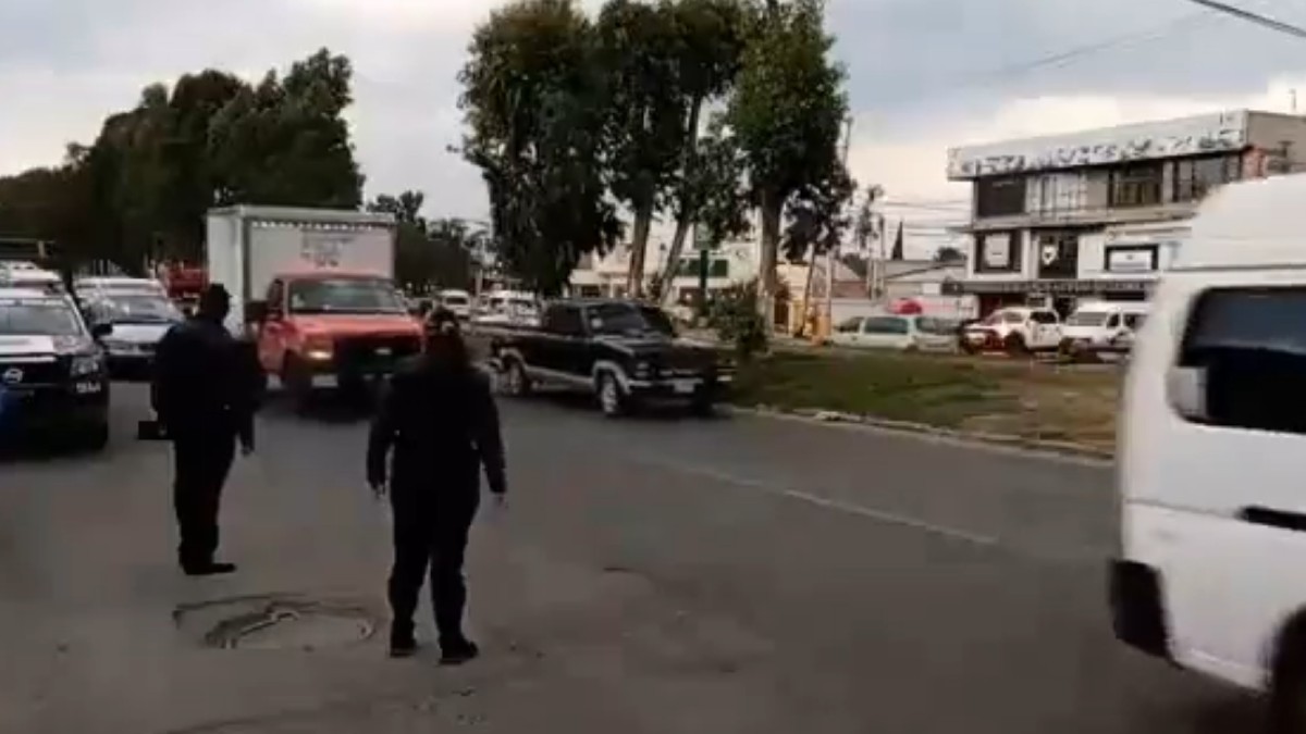 Vecinos de Chalco piden reparación de puente peatonal; hacen bloqueo