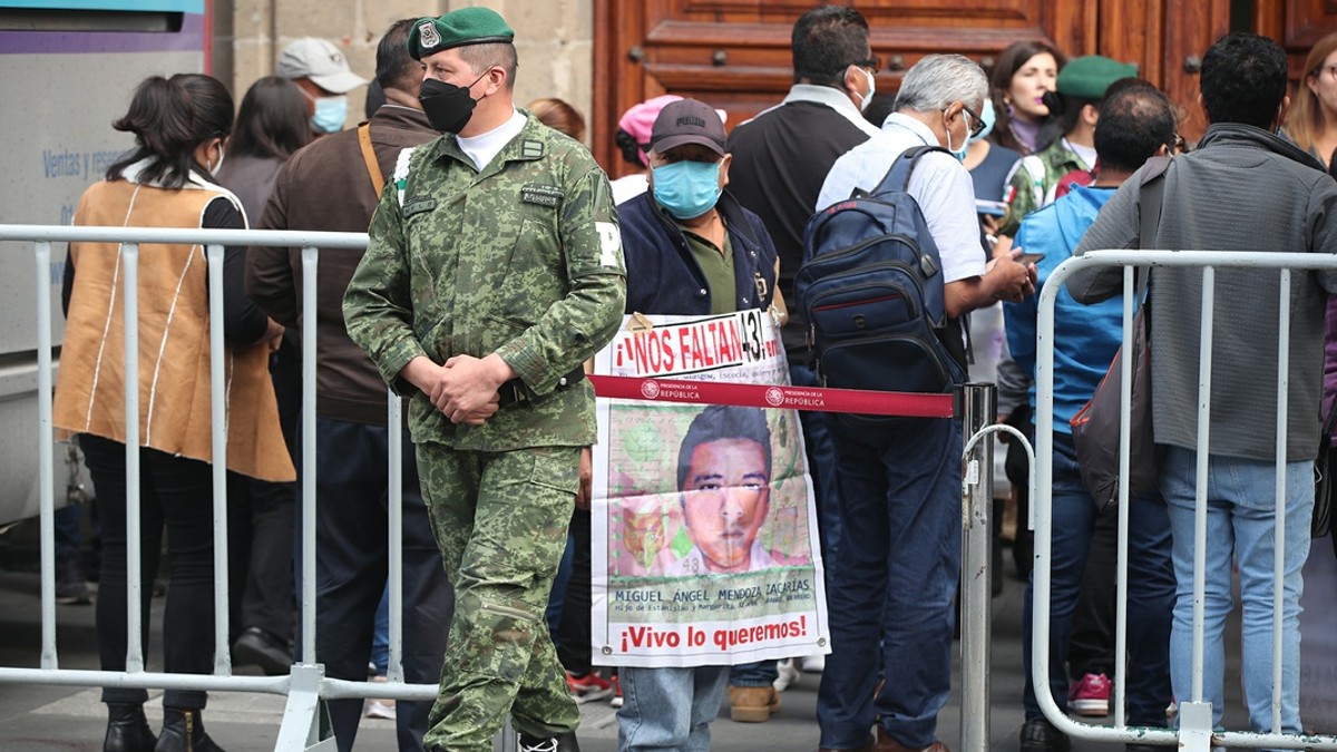 Notifican a Sedena órdenes de captura contra 20 militares por Ayotzinapa