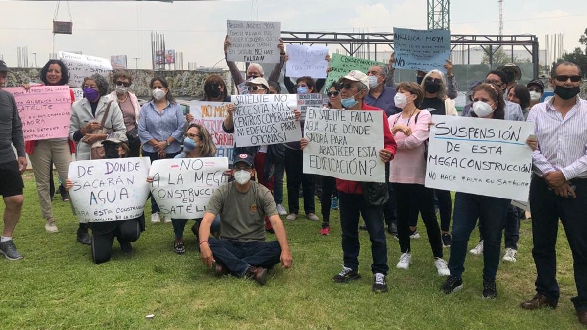 En Ciudad Satélite habitantes protestan por obras desconocidas