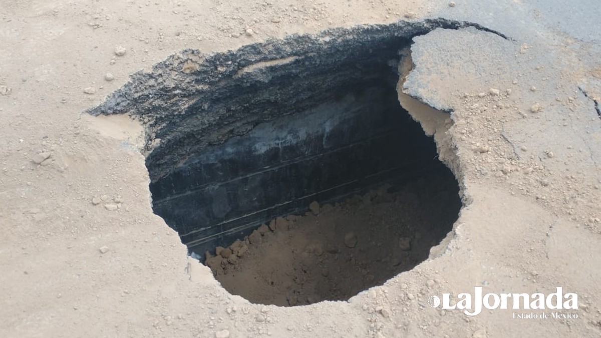 Socavón pone en riesgo puente vehicular en la carretera Texcoco-Lechería