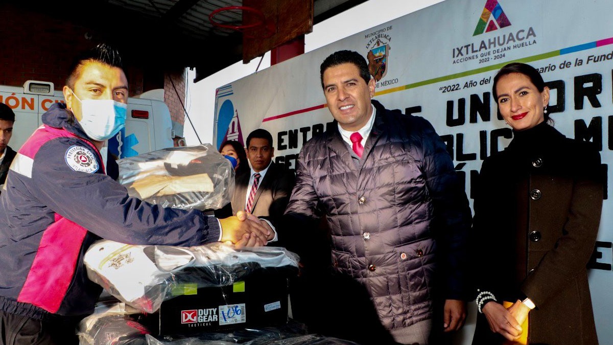 Abuzeid Lozano entrega uniformes a cuerpos de seguridad y emergencia de Ixtlahuaca