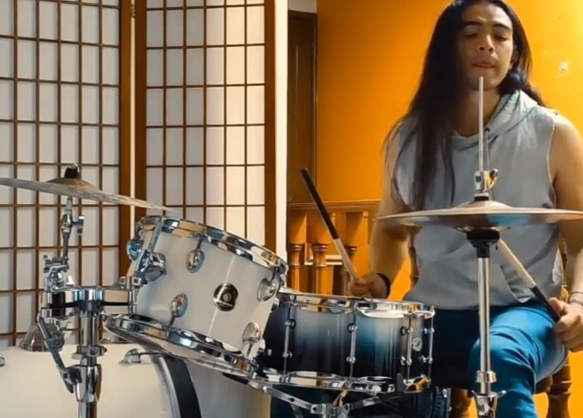 Baterista sigue canción canción de Bad Bunny y se vuelve viral