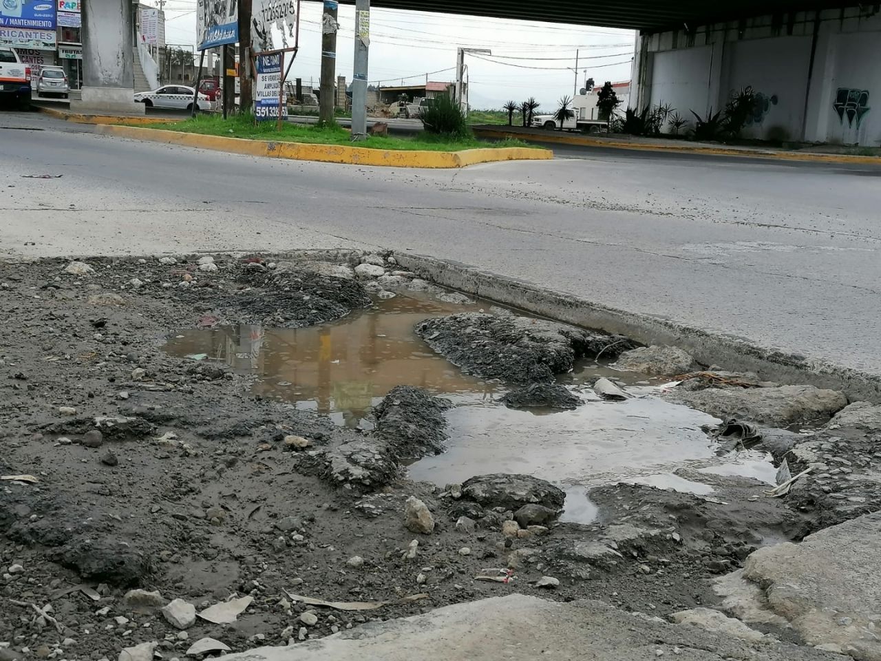 baches en la carretera La Marquesa- Tenango del Valle